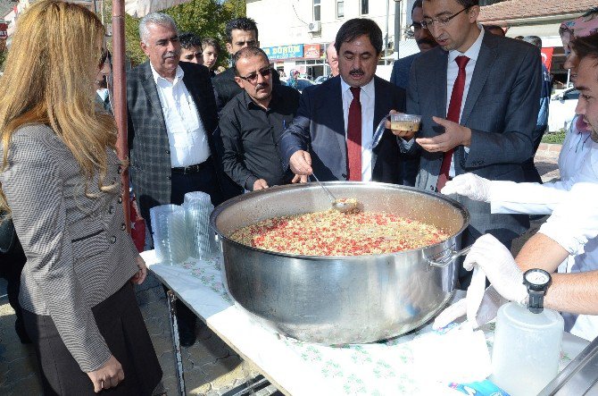 Darende Belediyesi Tarafından Aşure Dağıtıldı