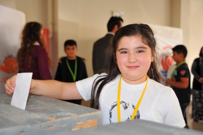 Çocuklar Yeni Belediye Başkanını Seçmek İçin Sandığa Gitti