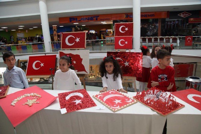 Çocuklar, Türk Bayrağı Hazırlamak İçin Yarıştı