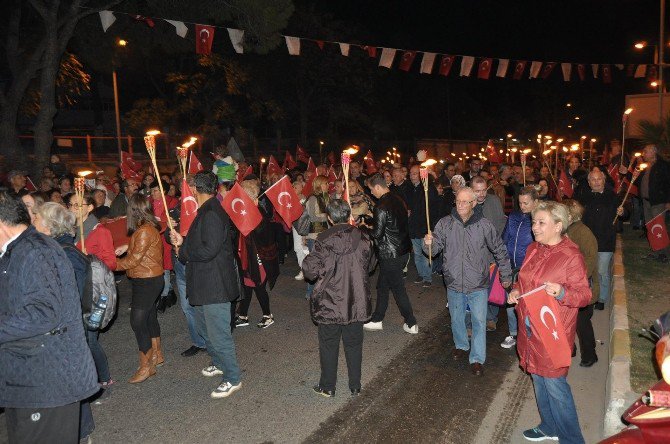 Ayvalık’ta Cumhuriyetin 93. Kuruluş Yıldönümüne Anlamlı Fener Alayı