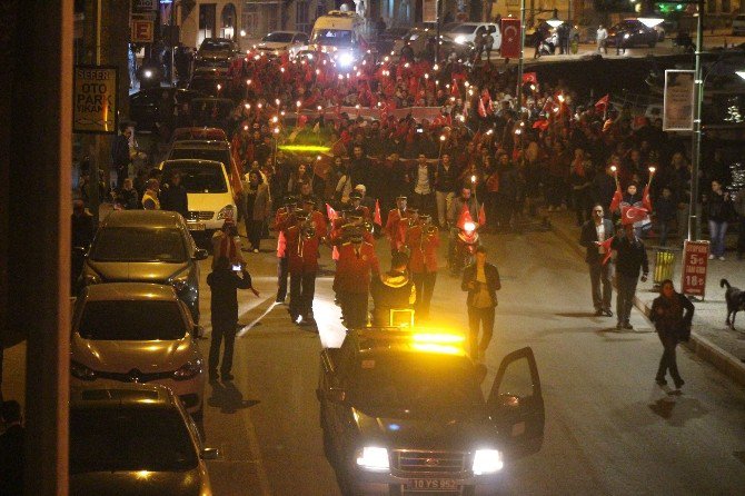 Ayvalık’ta Cumhuriyetin 93. Kuruluş Yıldönümüne Anlamlı Fener Alayı