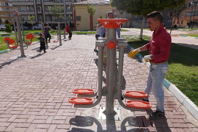 Haliliye Belediyesinden Şehit Mustafa Direkli Parkına Yeni Spor Aletleri