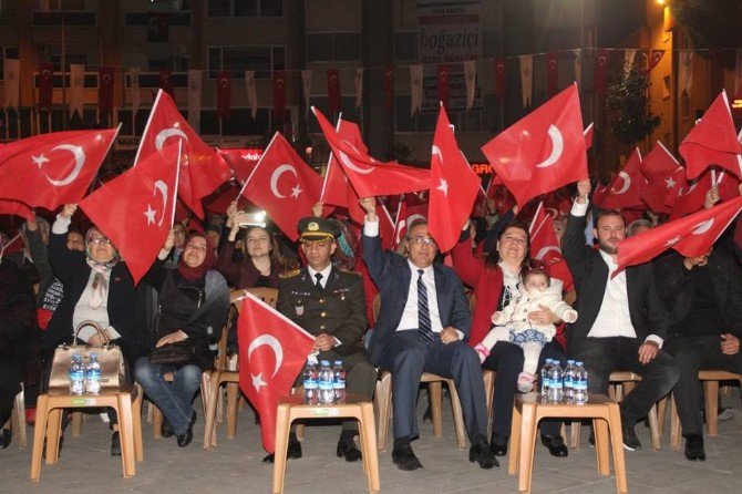 Alaşehir Sokakları Fener Alayıyla Aydınlandı