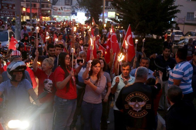 Mezitli’de Meşaleli Cumhuriyet Yürüyüşü