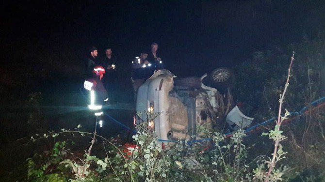 Otomobil Yol Kenarındaki Direğe Çarptı: 2 Ölü