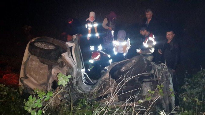 Otomobil Yol Kenarındaki Direğe Çarptı: 2 Ölü