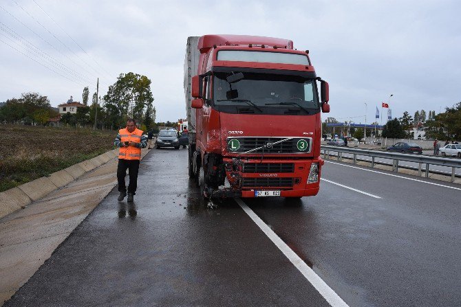 Tır Otomobile Çarptı: 3 Yaralı