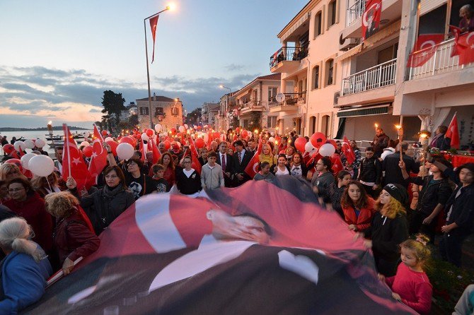 Cumhuriyet Coşkusu Fener Alayıyla İlçeleri Sardı