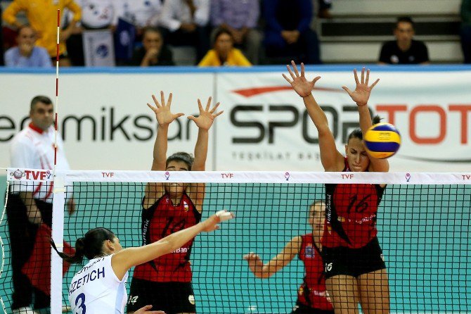 Vakıfbank Lige Galibiyetle Başladı