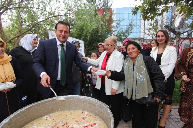 Başkan Soylu Vatandaşlara Aşure Dağıttı