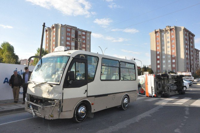 Minibüs Ambulansa Çarptı: 3’ü Sağlık Personeli 6 Yaralı