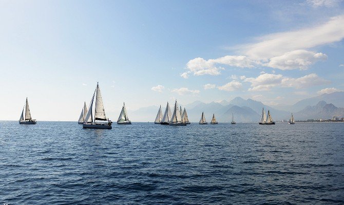 Antalya’da Yelkenler Cumhuriyet Kupası İçin Açıldı