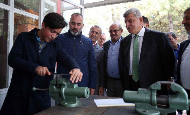 Başkan Karaosmanoğlu, “Meslek Liseleri Türkiye’nin Göz Bebeğidir”