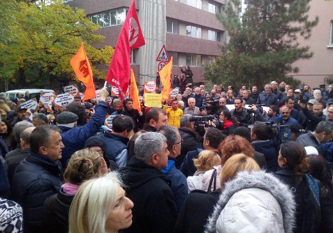 Chp’lilerden Cumhuriyet Gazetesi Önünde Protesto