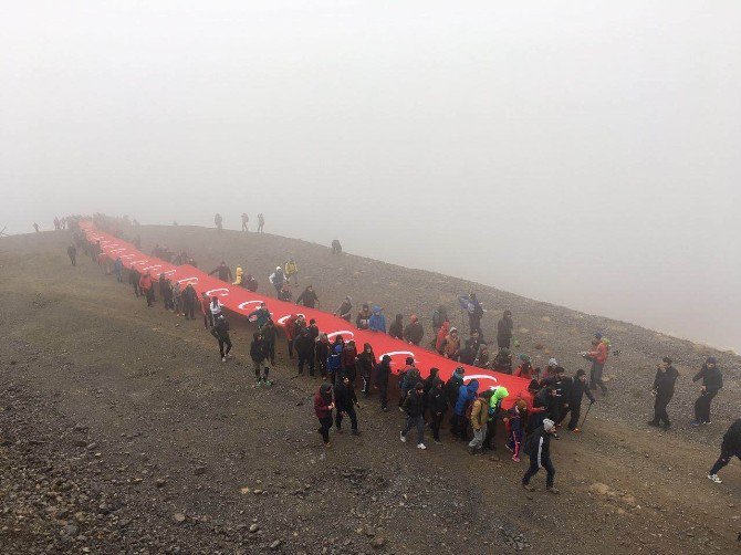 150 Metrelik Türk Bayrağı İle Zirve Tırmanışı