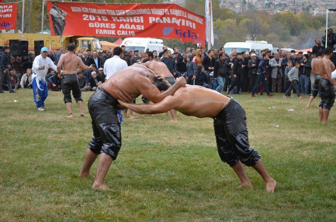 Kargı Güreşlerinde Recep Kara Başpehlivan