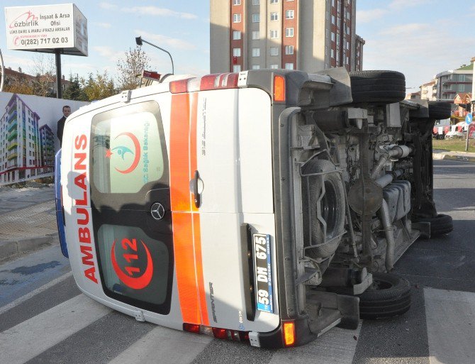 Minibüs Ambulansa Çarptı: 3’ü Sağlık Personeli 6 Yaralı