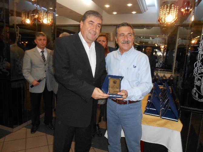 Sivrihisarlılar Derneği’nden İş Adamları Ve Hayırseverlere Plaket