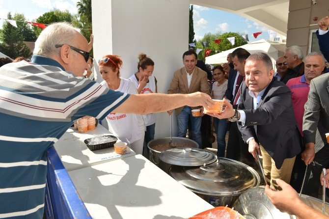 Başkan Böcek, Vatandaşa Aşure İkram Etti