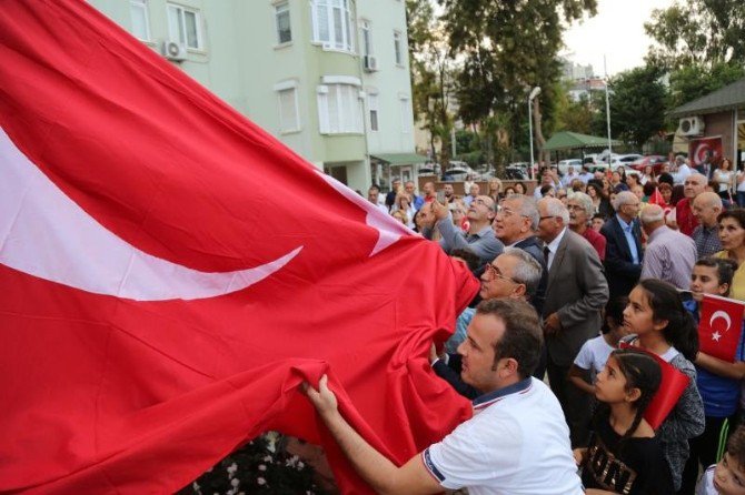 Site Bahçesine Atatürk Anıtı