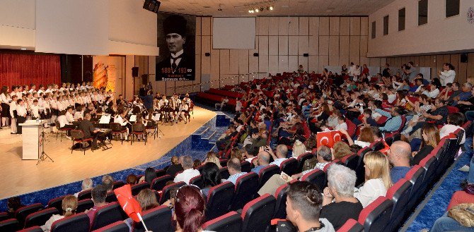 Muratpaşa Gençlik Orkestrası Cumhuriyet İçin Sahnede