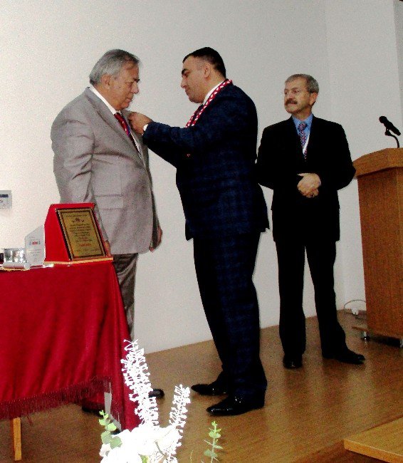 Prof. Dr. İbrahim Öztek’e Azerbaycan’dan Fedai Madalyası