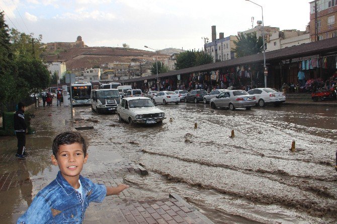 Şanlıurfa’da 10 Dakikalık Yağmur Yolları Göle Çevirdi