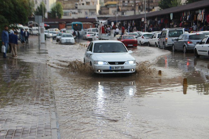 Şanlıurfa’da 10 Dakikalık Yağmur Yolları Göle Çevirdi