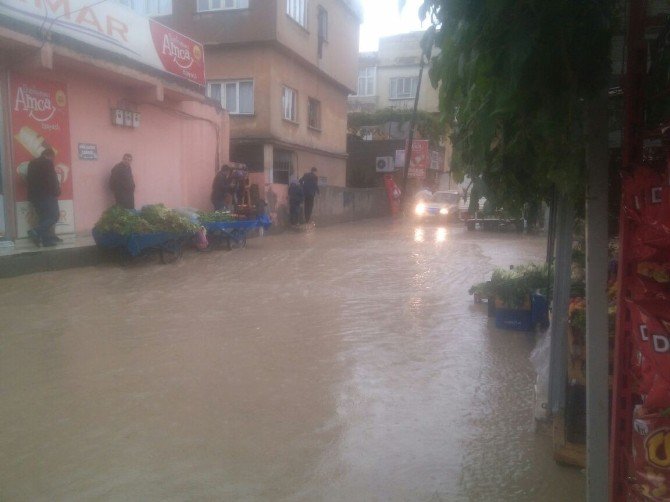 Siirt’te Yağmur Suyu Yolları Gölete Çevirdi