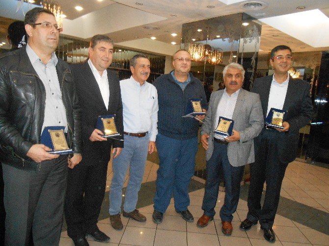 Sivrihisarlılar Derneği’nden İş Adamları Ve Hayırseverlere Plaket