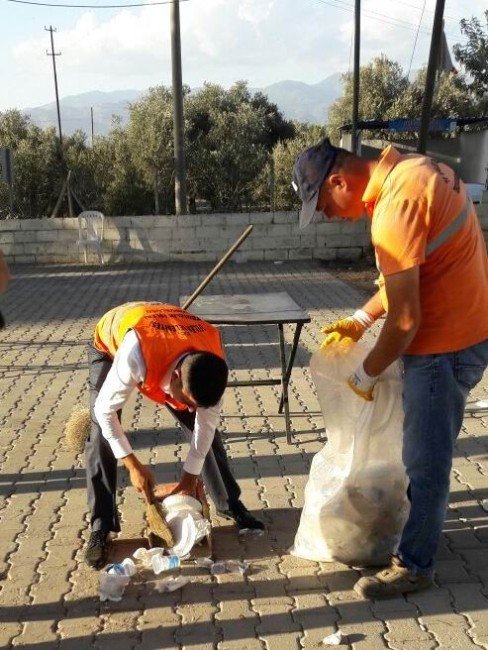 Damat Önce Çevreyi Temizledi Sonra Gelinine Kavuştu