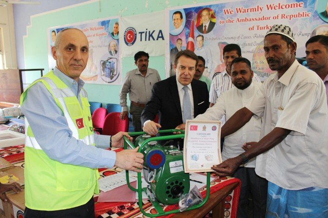 Tika’dan Sri Lanka’da Çiftçilere Ekipman Desteği