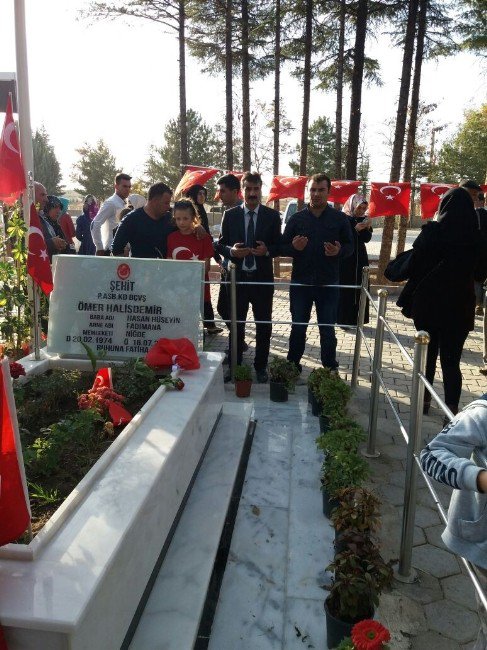 Yozgat Şehit Aileleri Derneği Ömer Halisdemir’in Mezarını Ziyaret Etti