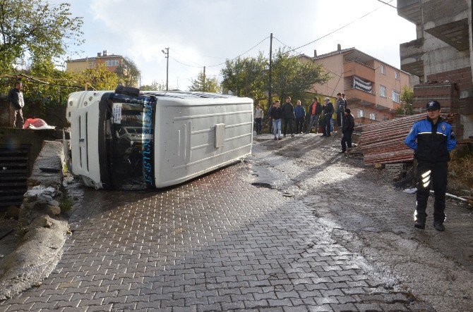 Kontrolden Çıkan Minibüs Devrildi: 2 Yaralı