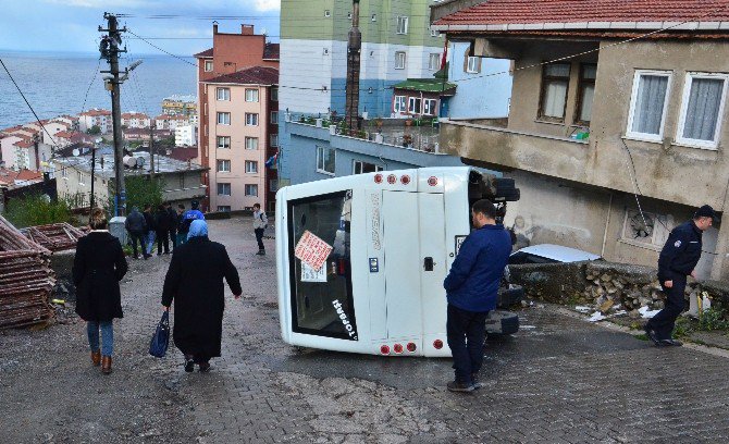 Kontrolden Çıkan Minibüs Devrildi: 2 Yaralı