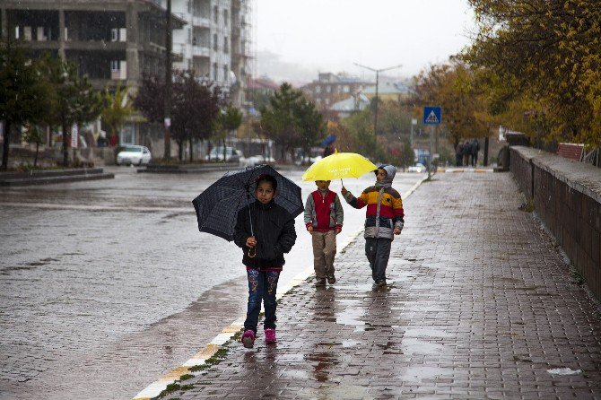 Ahlat’ta Kar Yağışı