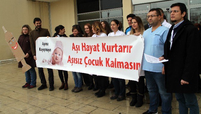 Ardahan’da Doktorlardan ’Aşı Hayat Kurtarır’ Eylemi