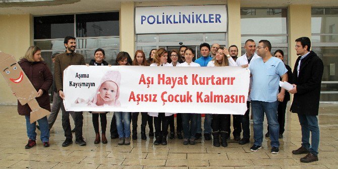 Ardahan’da Doktorlardan ’Aşı Hayat Kurtarır’ Eylemi