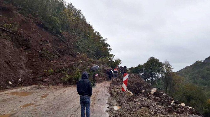 Bartın-kurucaşile Yolu Heyelan Nedeniyle Kapandı