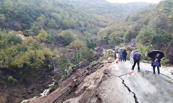 Bartın-kurucaşile Yolu Heyelan Nedeniyle Kapandı