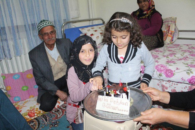 Evde Bakım Hizmetinden Yararlanan Aileye Doğum Günü Sürprizi