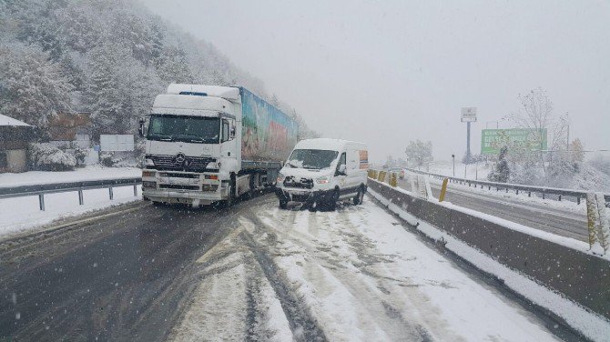 Bolu Dağı’nda Kar Yağışı Yolu Trafiğe Kapattı