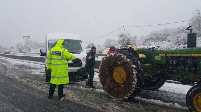 Bolu Dağı’nda Kar Yağışı Yolu Trafiğe Kapattı