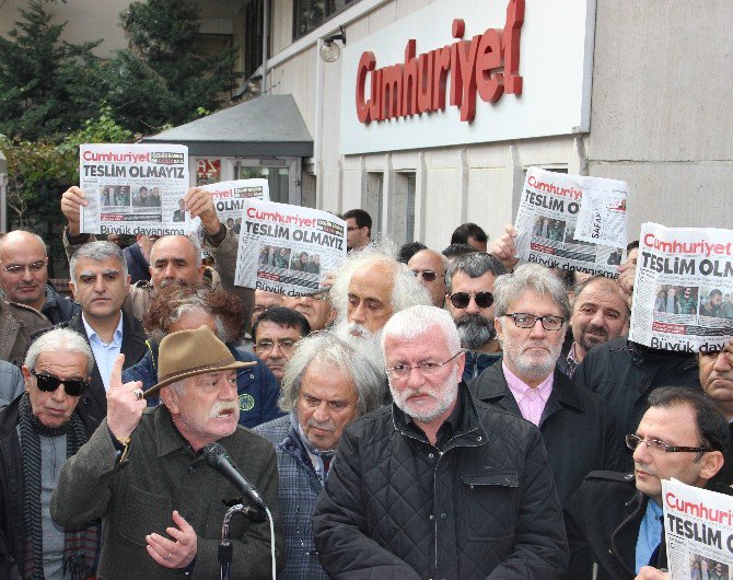 Sanatçılardan Cumhuriyet Gazetesi’ne Destek