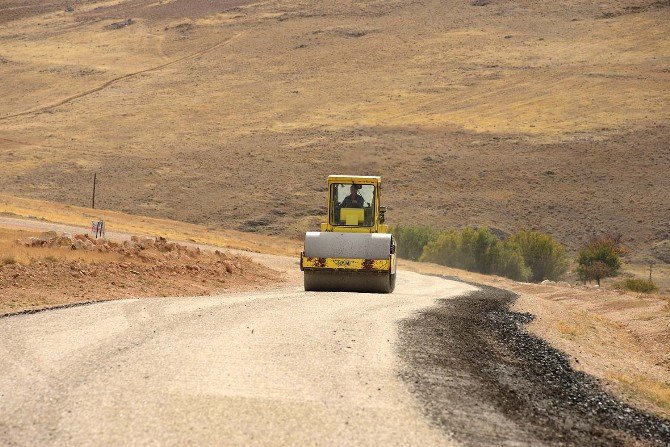 Darende’de Yol Yapım Çalışmaları Devam Ediyor