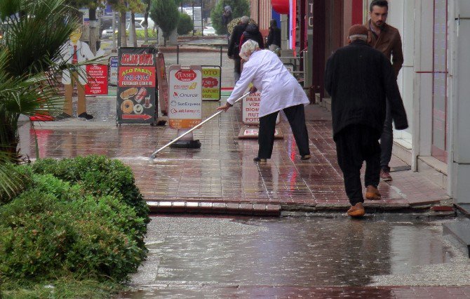 Kurak Yaz Mevsiminin Ardından Sağanak Yağış Çiftçiyi Sevindirdi