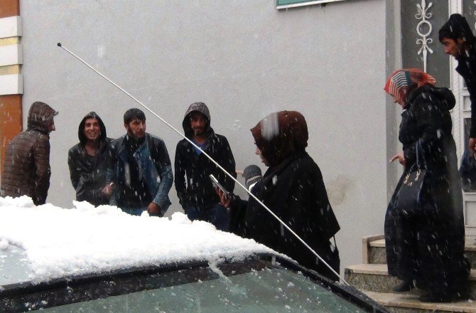 Erciş’te Mevsimin İlk Kar Yağışı Başladı