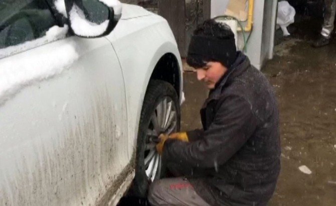 Kars’ta Kar Yağışı Lastikçilere Yaradı