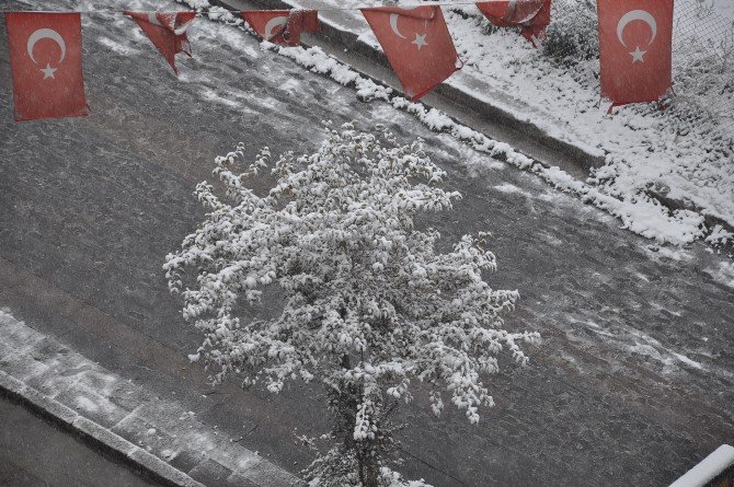 Kars’ta Kar Yağışı Etkili Oluyor