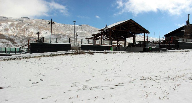 Erciyes Kayak Merkezi’ndeki Kar Yağışı Yüzleri Güldürdü